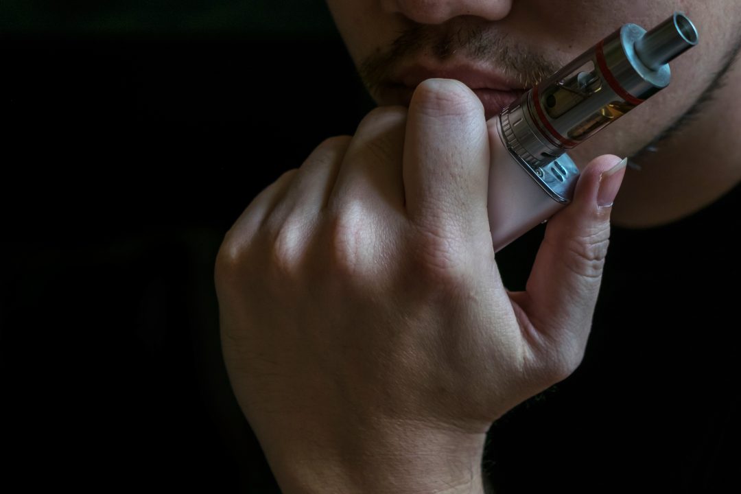 Acusan que reformas formalizan la entrega del mercado del vapeo a bandas criminales