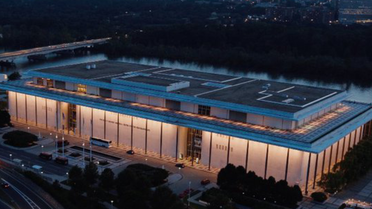 Juez prohíbe a Trump rebautizar con su nombre el Centro Kennedy de Washington
