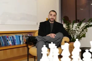 Ali Ansari-millonario-IA