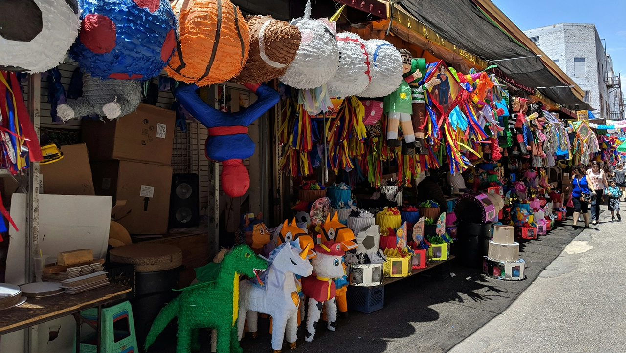 El alza de precios golpea al centenario arte de las piñatas navideñas en México