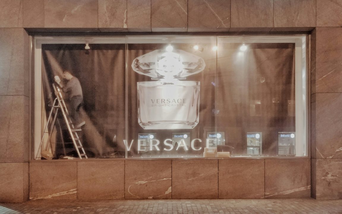Prada completa la adquisición de Versace por 1,500 mdd