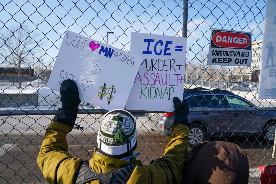 En seis encuentros violentos, la evidencia contradice narrativas de funcionarios de migración de Trump