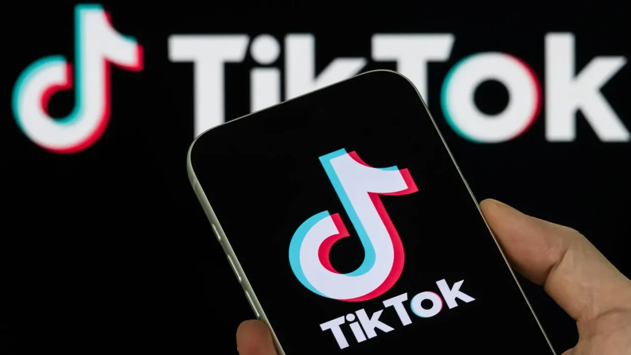 TikTok dice que no está bloqueando a ‘Epstein’ en los mensajes después de que usuarios acusaron a la plataforma de censura