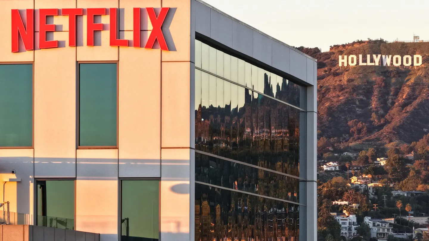 Acciones de Netflix caen 6.5% en operaciones previas tras sus resultados; el CEO habla sobre el acuerdo con Warner