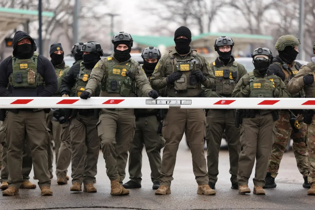Reportan que agentes del ICE son autorizados para ingresar por la fuerza a domicilios