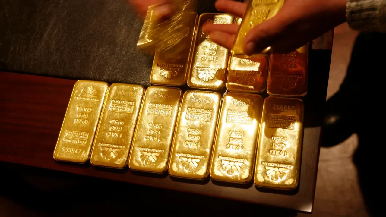 Plata sube hasta los 120 dólares; el oro se acerca a un máximo de 5,600 dólares mientras el precio rompe más récords