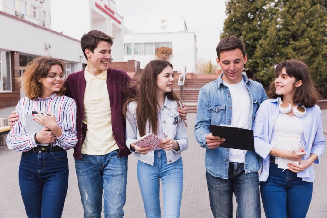 Solo uno de cada tres países involucra realmente a los jóvenes en sus políticas educativas