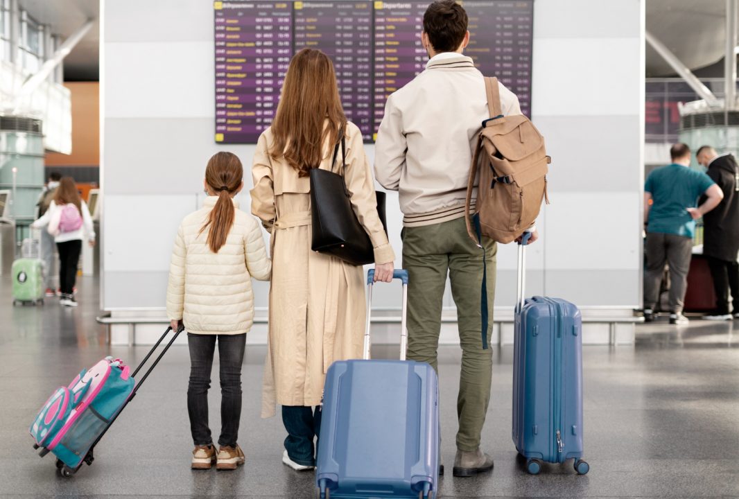 Aerolíneas de EU emiten exenciones de viaje ante tormenta invernal