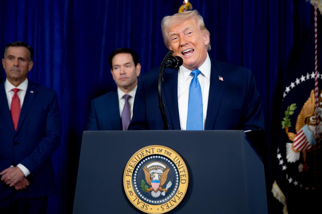 Trump pide a las empresas de defensa que detengan la recompra de acciones y dividendos