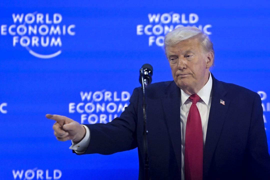 ‘Si quiere decírmelo, que me lo diga a la cara’: Trump responde a ministro danés