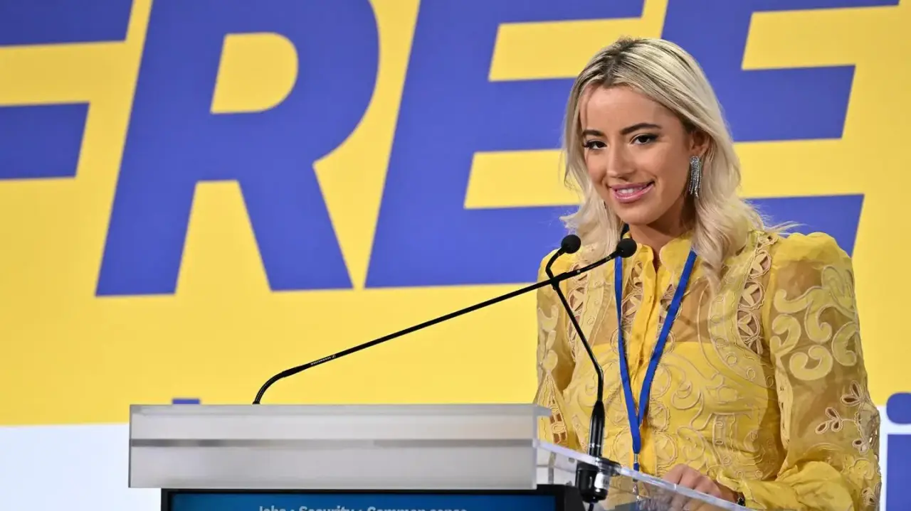 Ashley St. Clair, madre del hijo de Elon Musk, demanda a xAI por deepfakes sexualizados