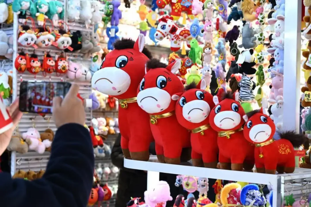 Un caballo llorón de juguete conquista corazones en China