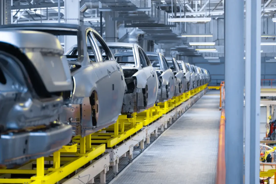 La industria automotriz amplía pacto de código abierto para impulsar el desarrollo y reducir costos