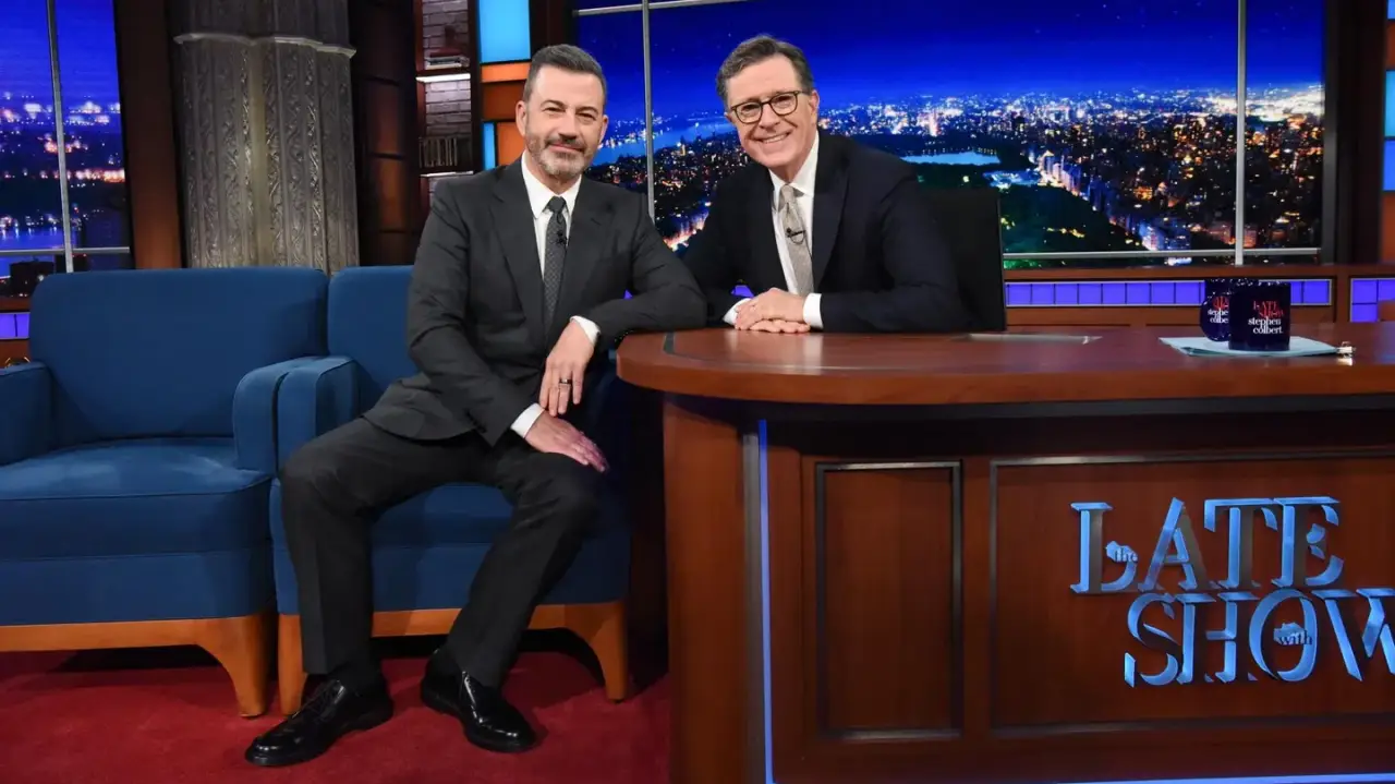 Kimmel y Colbert afirman que la norma de ‘tiempo igualitario’ de la Comisión Federal de Comunicaciones es un intento de ‘reprimirlos’