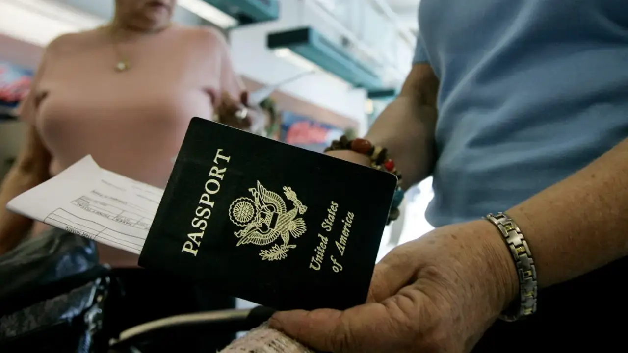 El pasaporte de EU vuelve al top 10 de los más poderosos, pese a la caída en el acceso sin visa