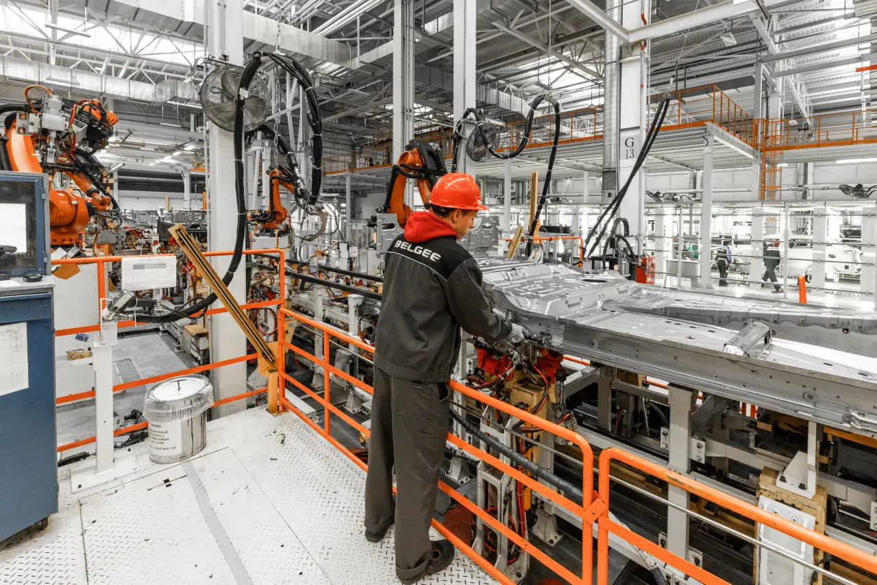 La producción industrial de México cayó 0.8 % anual en noviembre, pese a repunte mensual