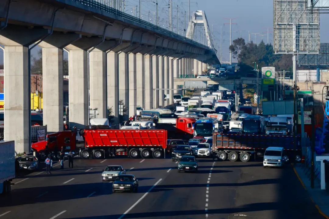 Transportistas anuncian bloqueos en carreteras de México en pleno Mundial