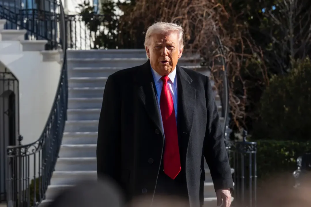 Trump le hace un gesto obsceno a un trabajador hostil en la planta de Ford en Michigan