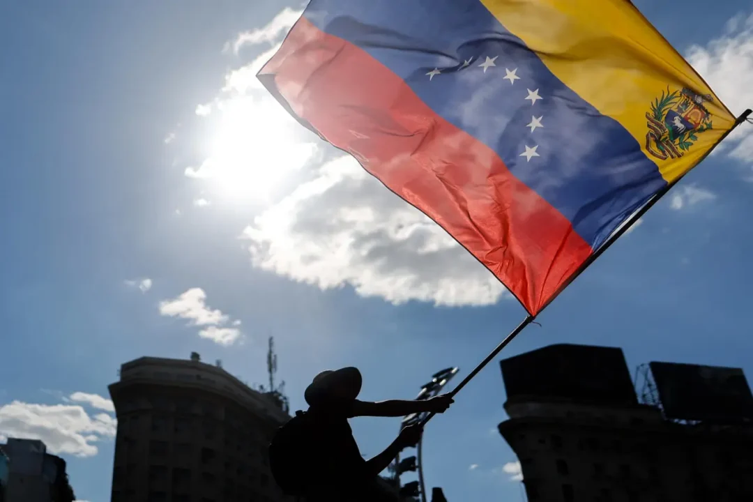 Esperanzados pero cautelosos, los venezolanos en toda Latinoamérica consideran regresar a casa