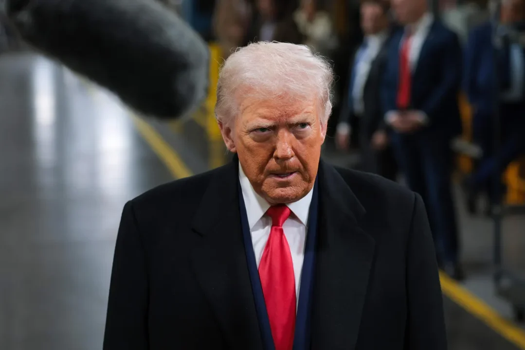 Trump hace una seña obscena después de que lo llamaran ‘protector de pedófilos’