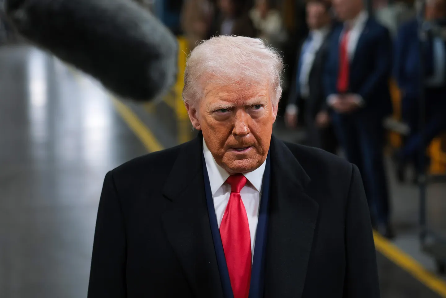 Trump hace una seña obscena después de que lo llamaran ‘protector de pedófilos’