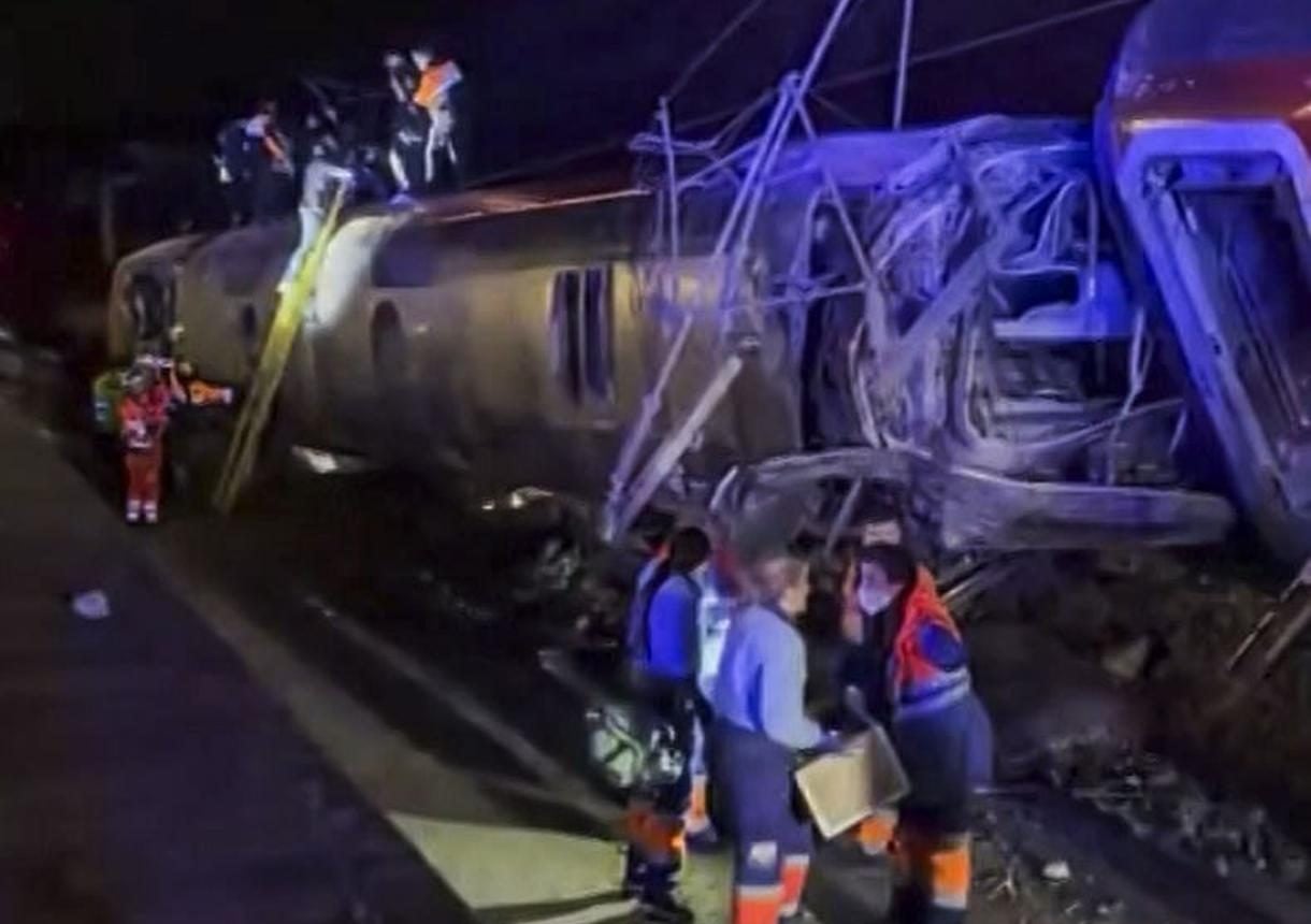 Accidente ferroviario en España: Maquinaria pesada desplegada para encontrar cuerpos desaparecidos entre los restos