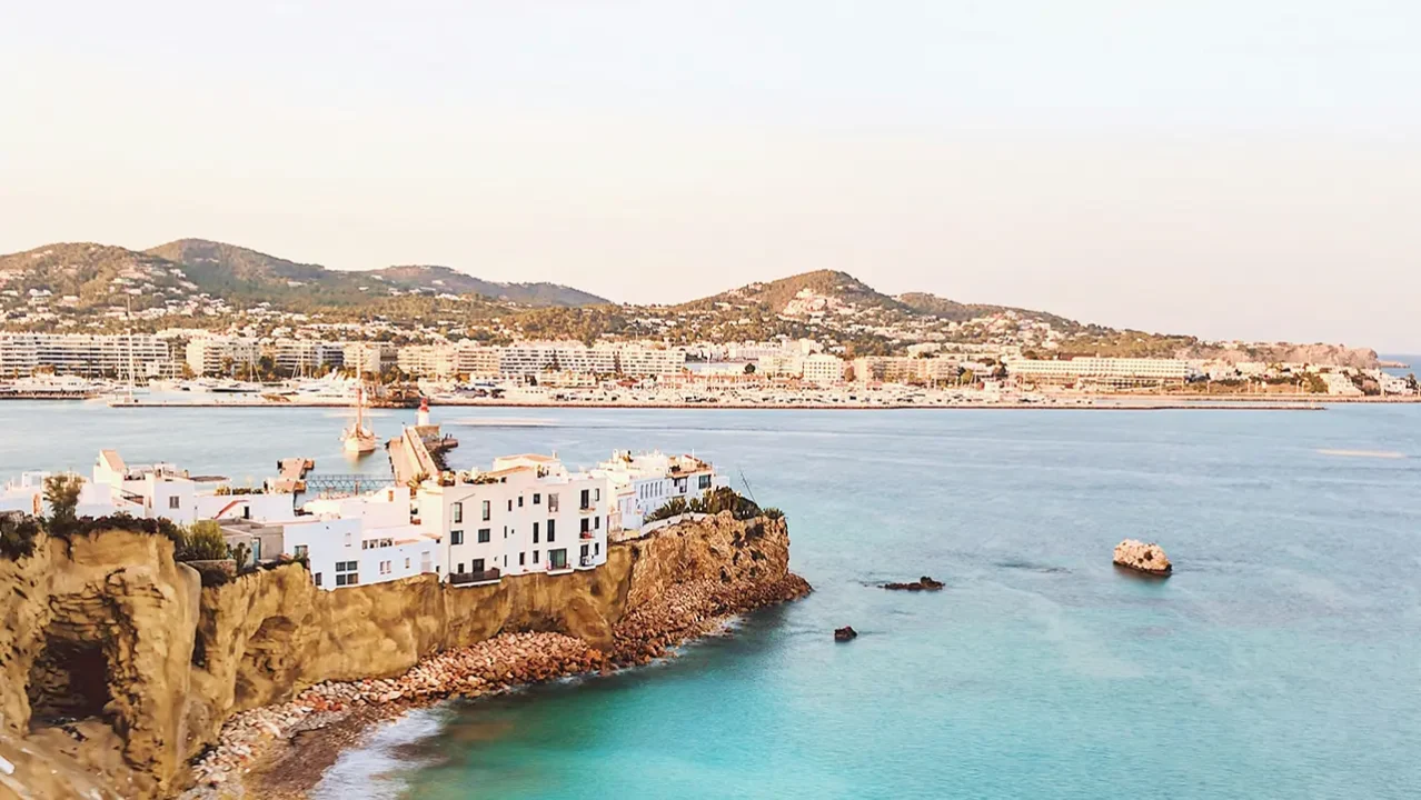 El alquiler vacacional en Ibiza se desploma mientras España lucha contra el turismo excesivo