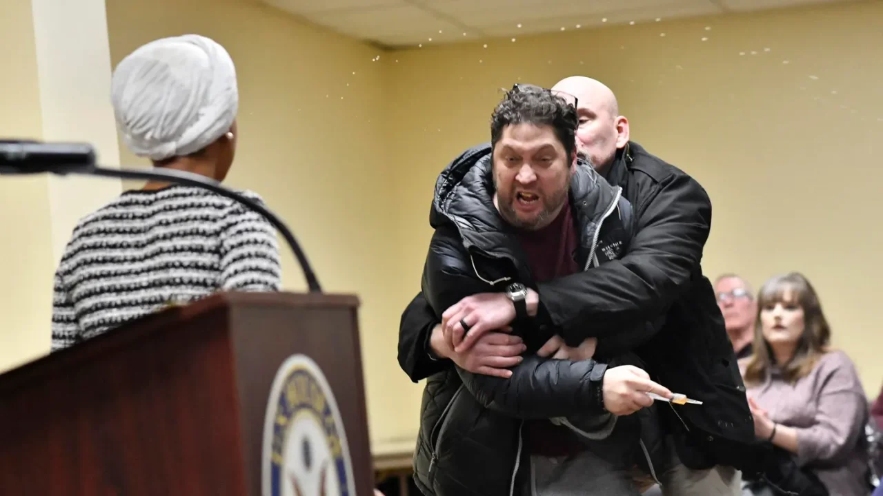 El DOJ presenta cargos penales contra el presunto atacante de Ilhan Omar