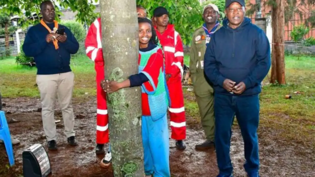 Récord Guinness de una activista climática de Kenia por abrazar un árbol durante 72 horas