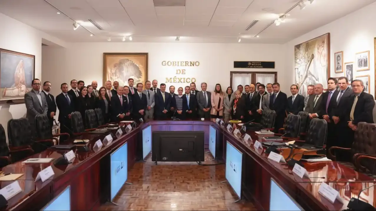 Sheinbaum se reúne con líderes de la industria automotriz