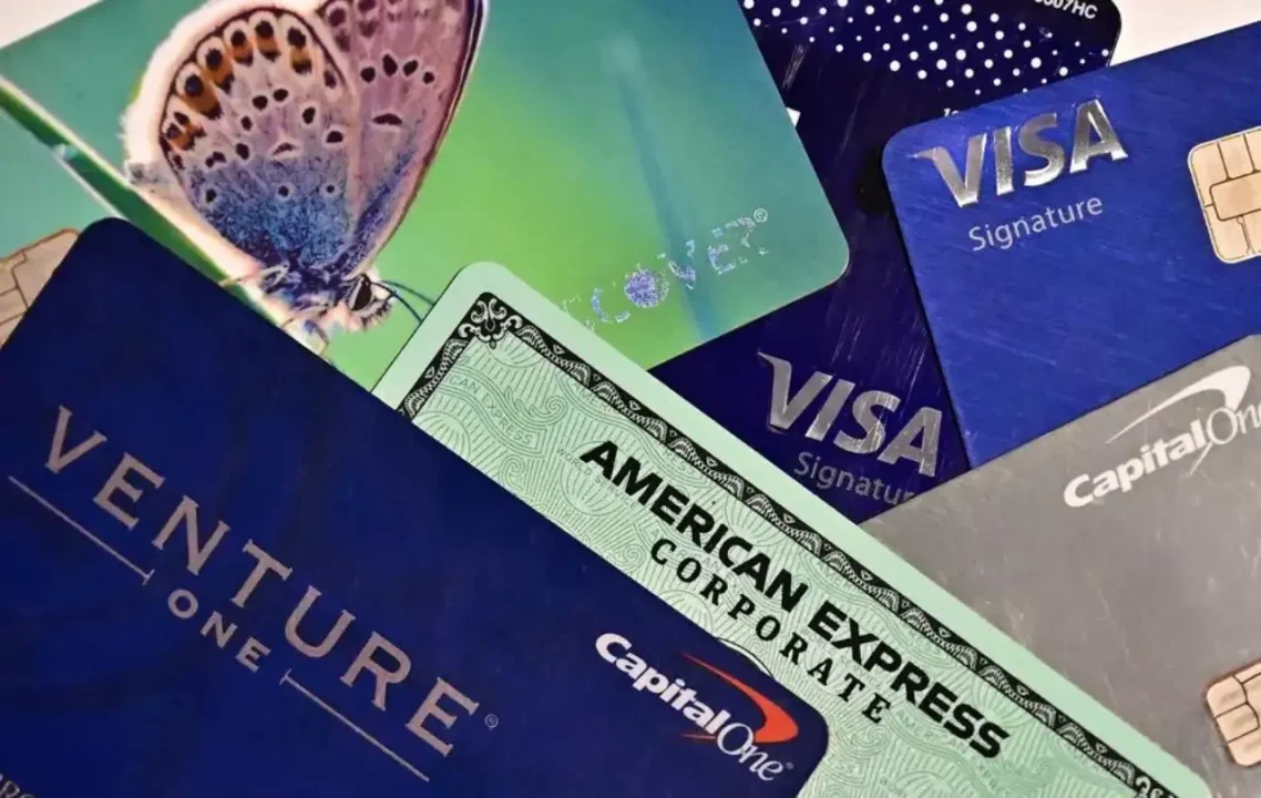 Acciones bancarias caen tras propuesta de Trump de limitar la tasa de interés de tarjetas de crédito al 10% durante un año