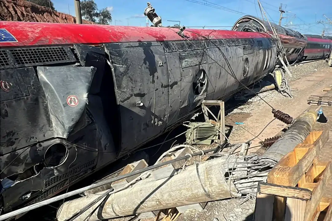 Autoridades españolas buscan causas del choque de trenes, con al menos 40 muertos
