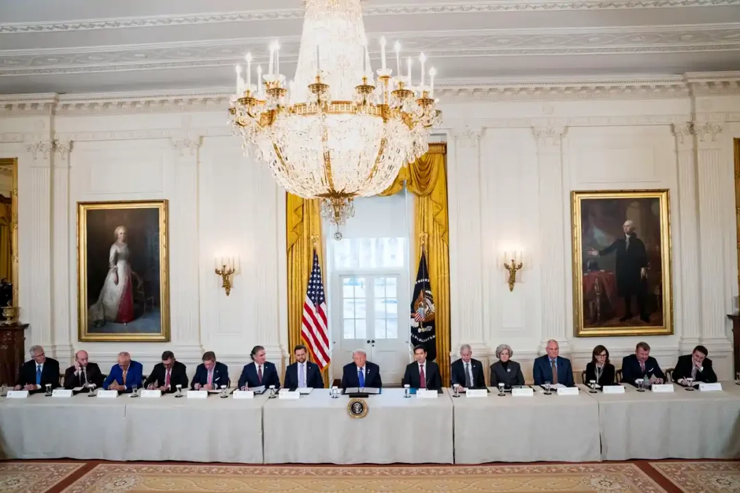 Trump insiste en que petroleras invertirán 100,000 mdd en Venezuela