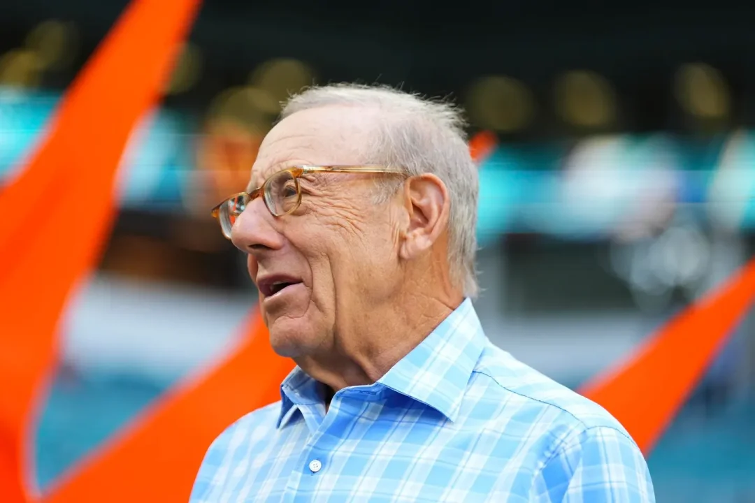 Ofrecen al dueño de los Miami Dolphins casi 15,000 mdd por el equipo