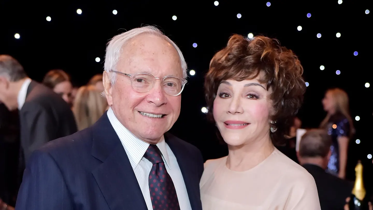 Los multimillonarios Lynda y Stewart Resnick donan 100 mdd a UCLA para atención en salud mental