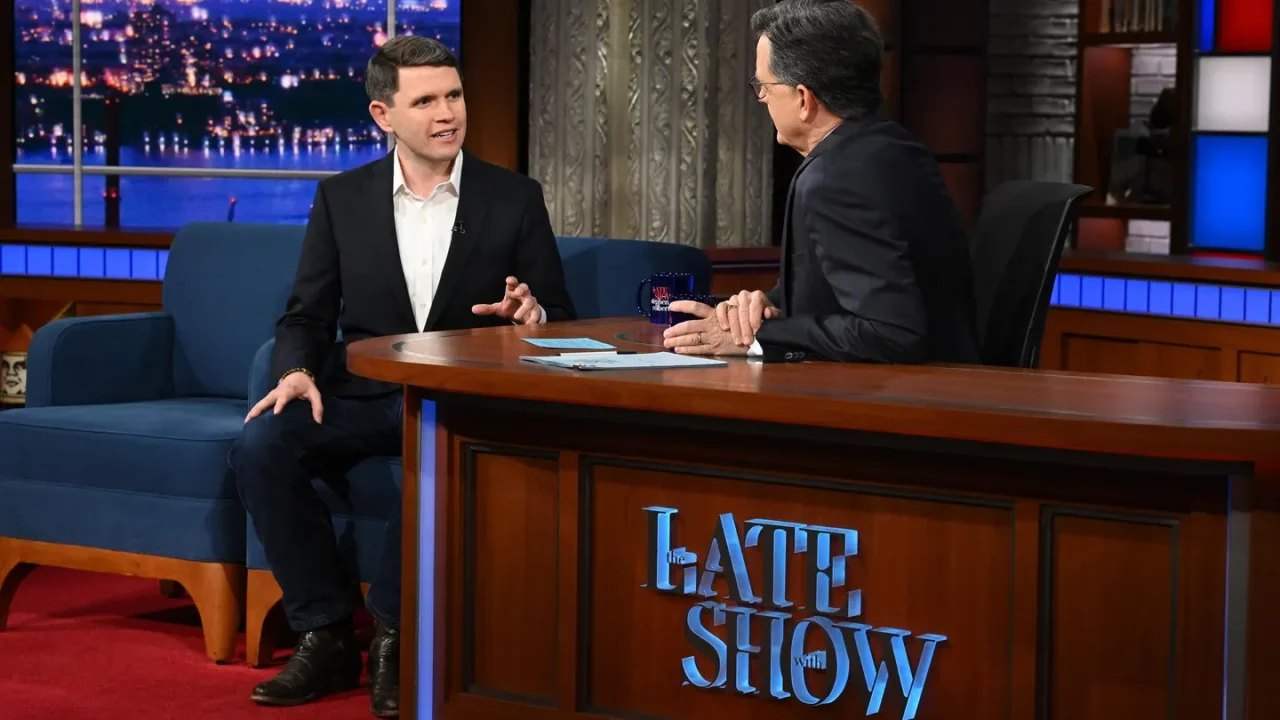 El candidato al Senado de EU James Talarico recaudó 2.5 millones de dólares tras entrevista no emitida con Colbert