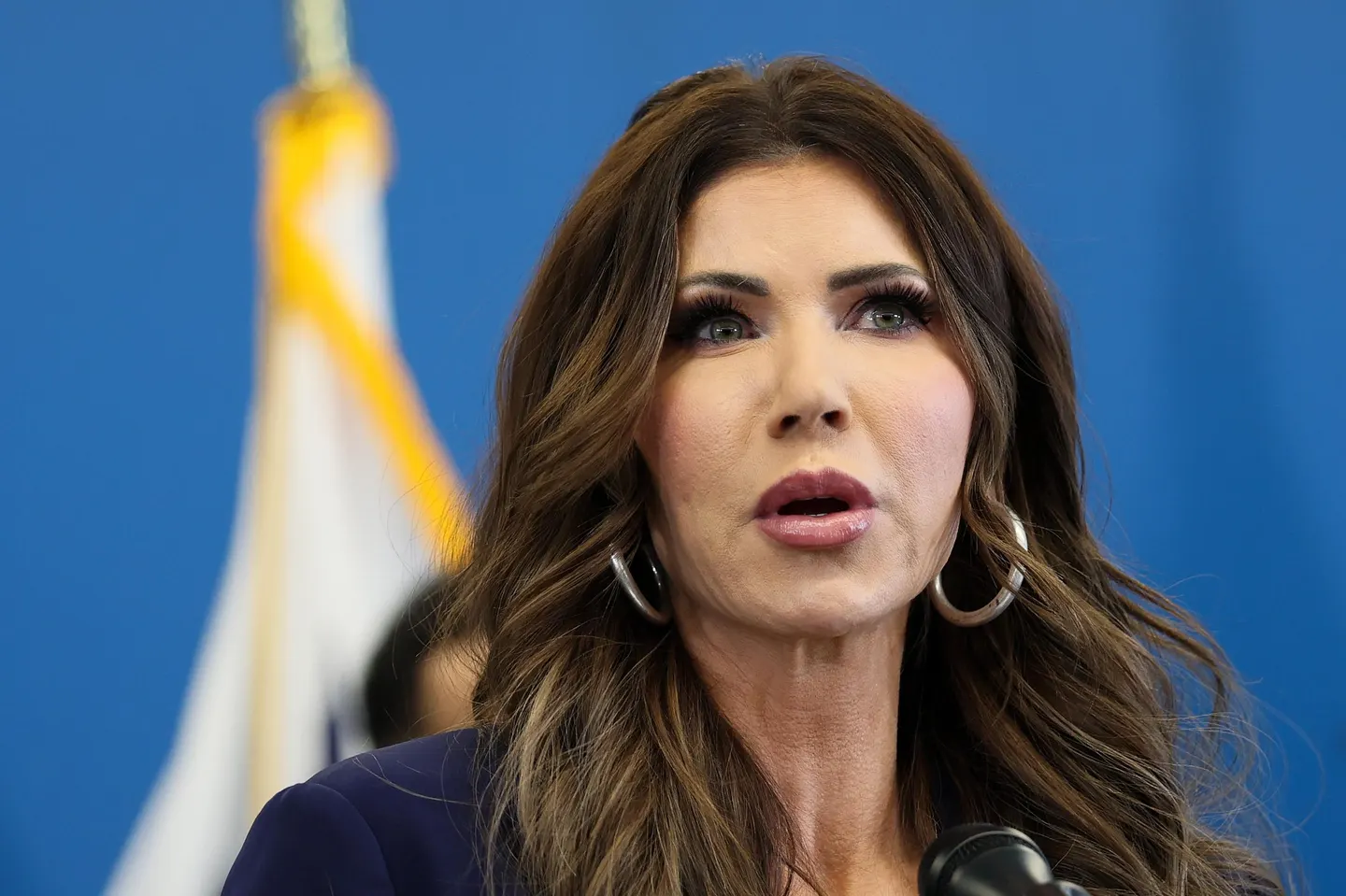 Casi el 60% de los votantes en EU cree que Kristi Noem debería ser destituida tras los tiroteos en Minnesota