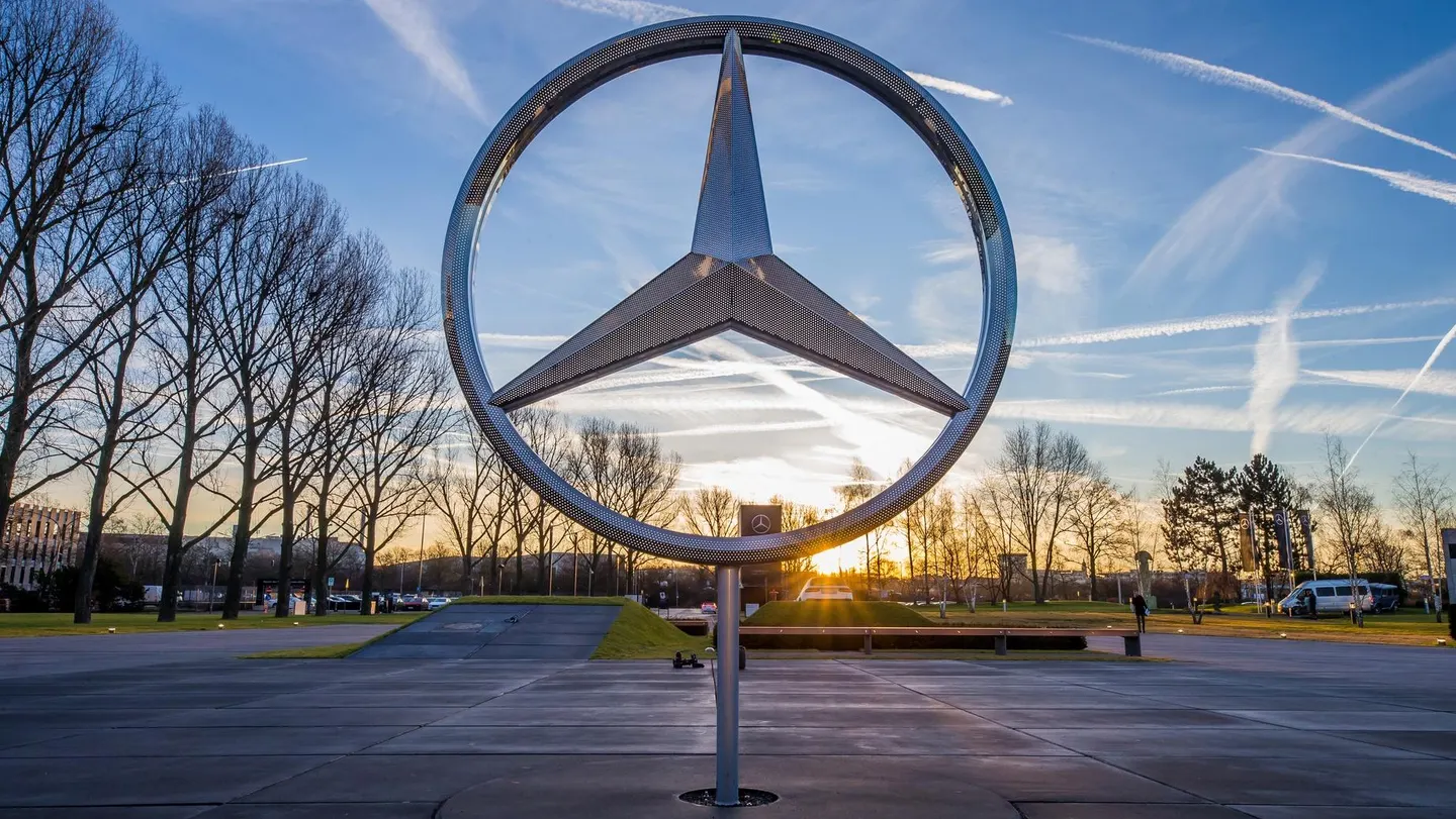 Mercedes-Benz retira al menos 11,000 vehículos eléctricos en EU
