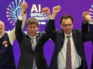 El CEO de OpenAI, Sam Altman, y el CEO de Anthropic, Dario Amodei (R), evitan cogerse de la mano en la Cumbre de Impacto de la IA en Nueva Delhi el 19 de febrero de 2026. Ludovic MARIN / AFP vía Getty Images IA