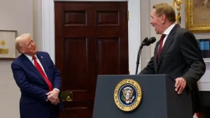 El cofundador de Oracle, Larry Ellison, y el presidente estadounidense Donald Trump comparten una risa mientras Ellison se reía en la Sala Roosevelt de la Casa Blanca el 21 de enero de 2025 en Washington, DC, donde anunciaron el proyecto de infraestructura de IA Stargate. Andrew Harnik/Getty Images