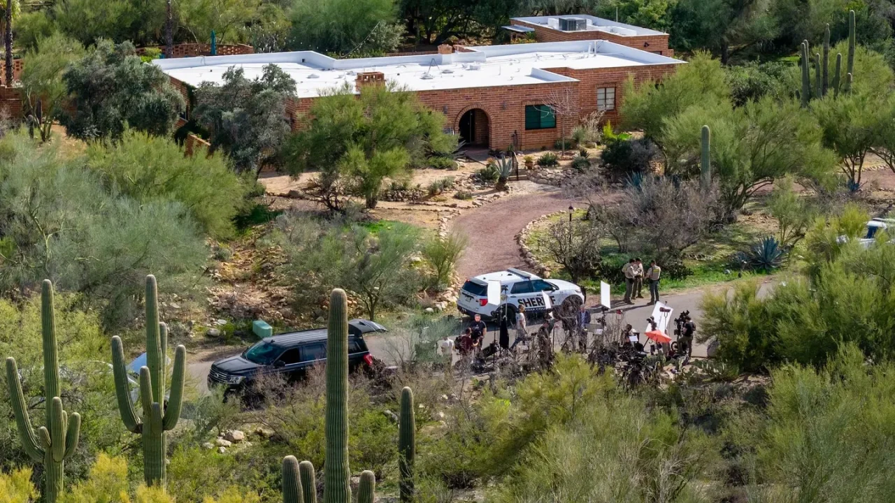 Guante hallado cerca de la casa de presentadora Guthrie no arroja coincidencias de ADN