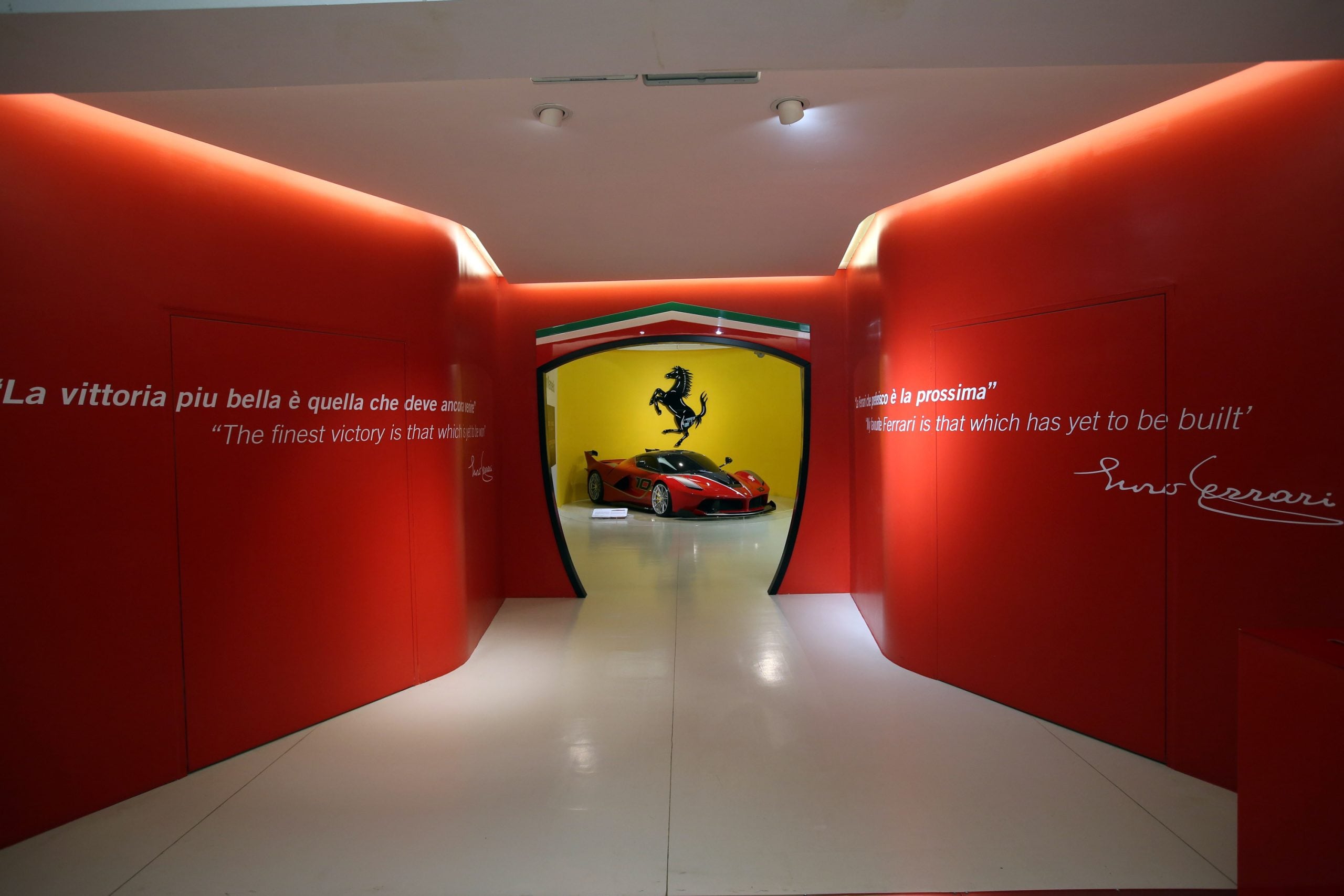 A 128 años de su nacimiento: La historia de por qué Enzo Ferrari siempre usaba tinta morada