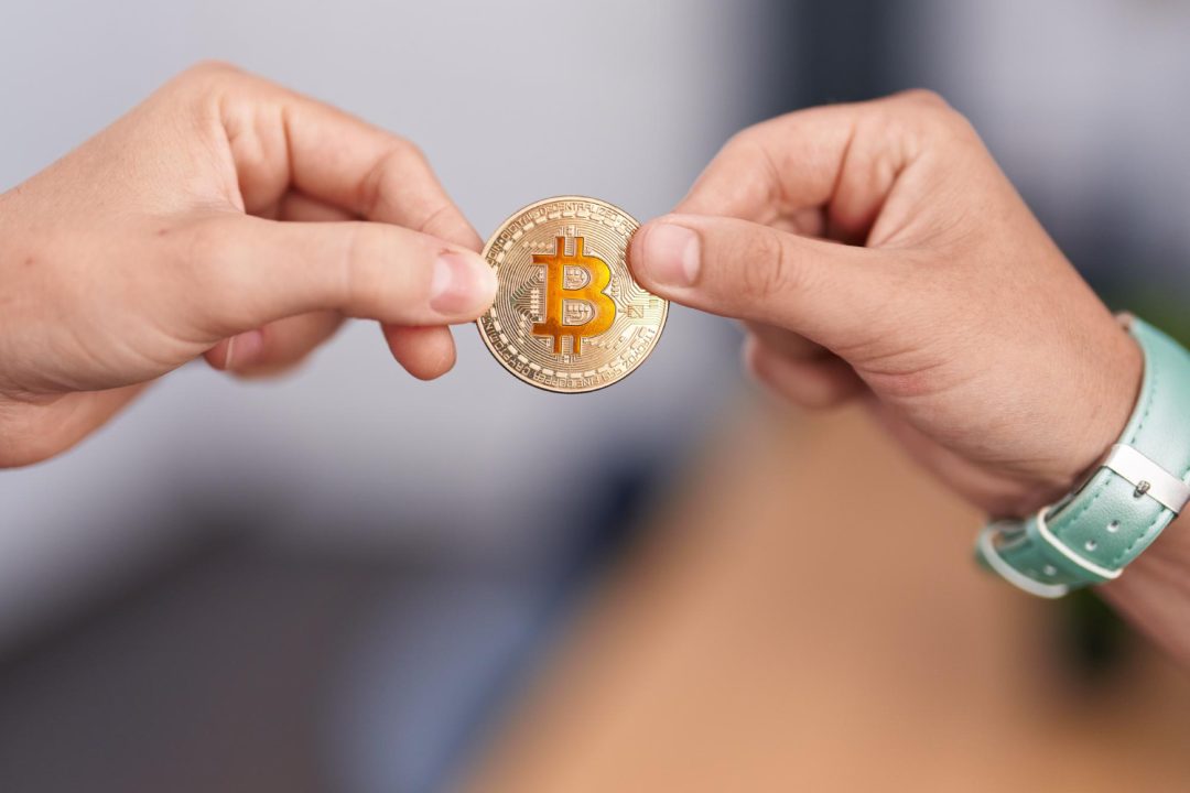 Caída del bitcoin sacude a empresas que se subieron al carro del acaparamiento de criptomonedas