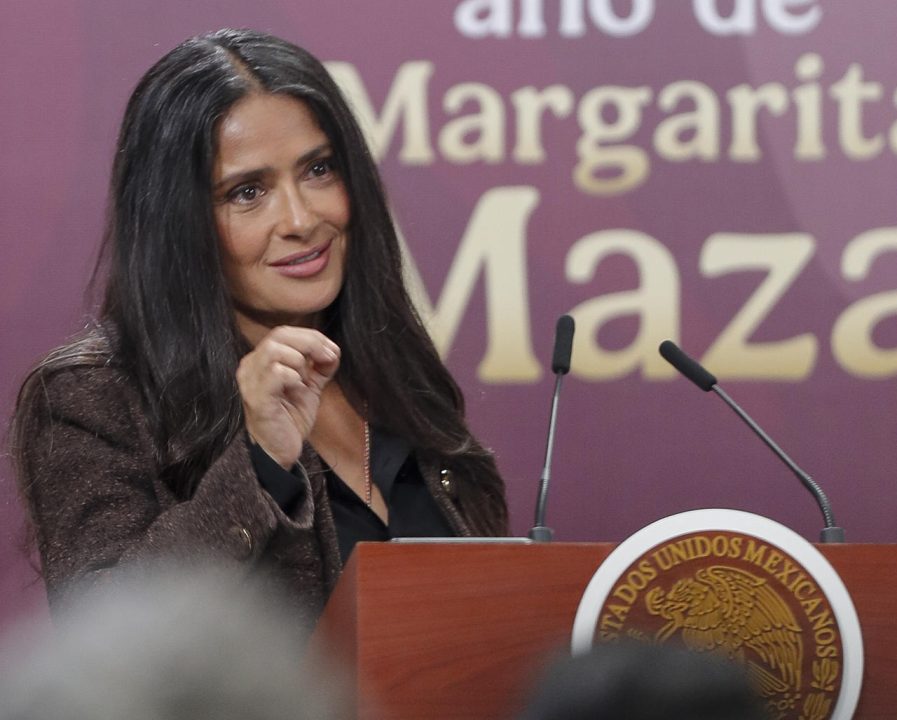 ‘Es momento de contar historias cuando estamos siendo atacados moralmente’, afirma Salma Hayek