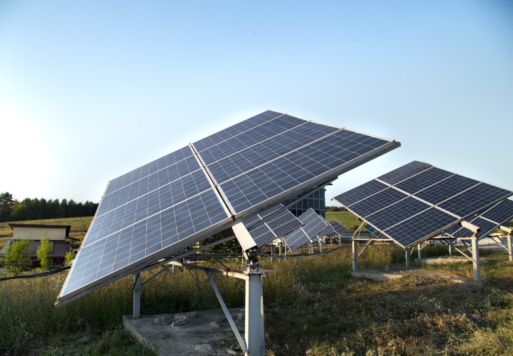 TotalEnergies firma acuerdo con Google para abastecer centros de datos con energía solar