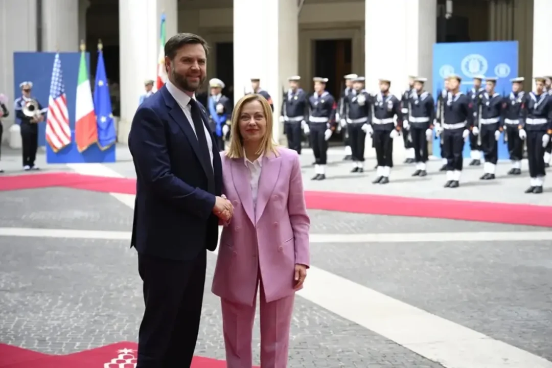 La primera ministra italiana minimiza la polémica sobre los agentes del ICE al reunirse con Vance
