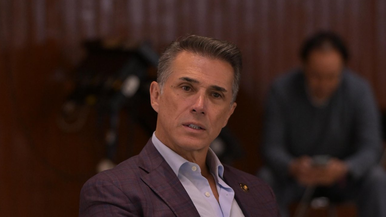 Diputado Mayer se apoya en Bad Bunny para defender su ingreso a La Casa de los Famosos