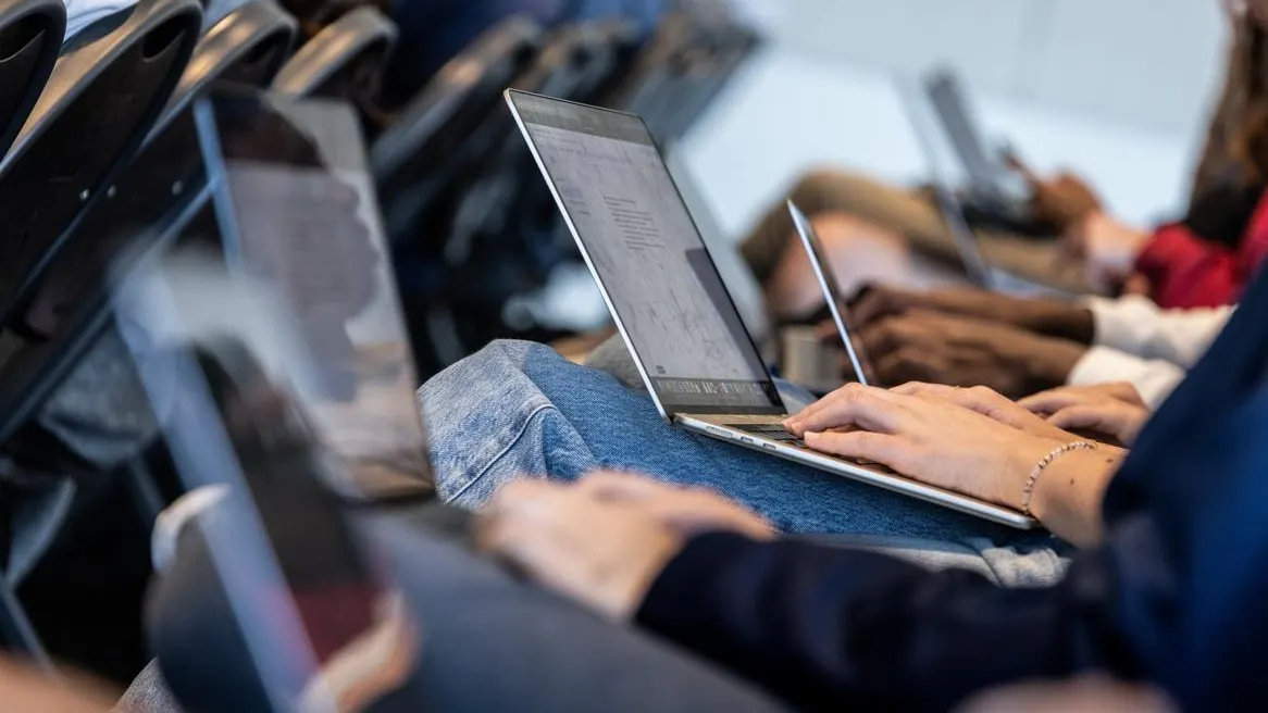 Los adolescentes en EU usan IA para las tareas escolares (y quizás para hacer trampa), según una nueva encuesta