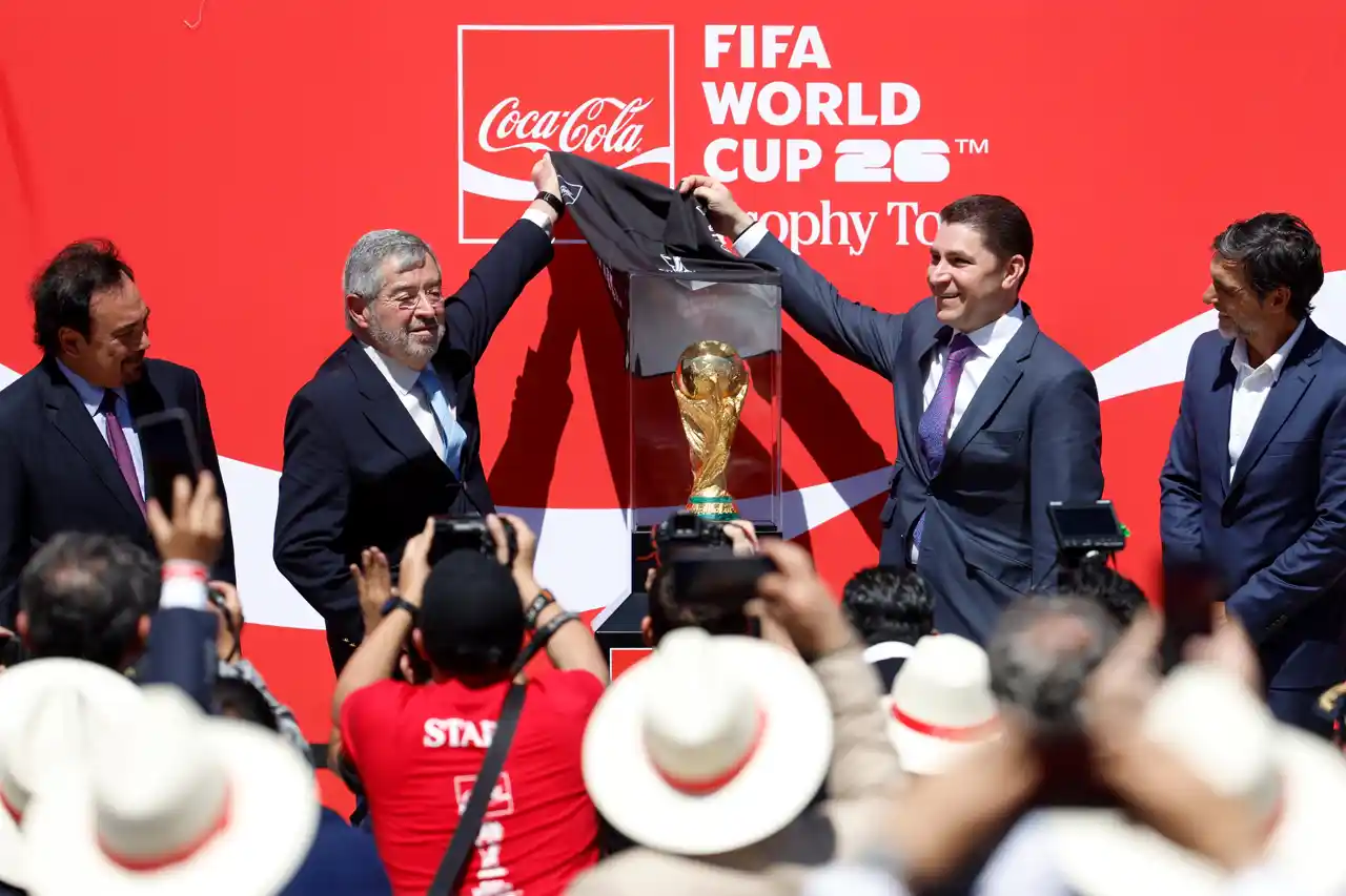 Copa del Mundo llega a México para cumplir gira a 100 días del Mundial
