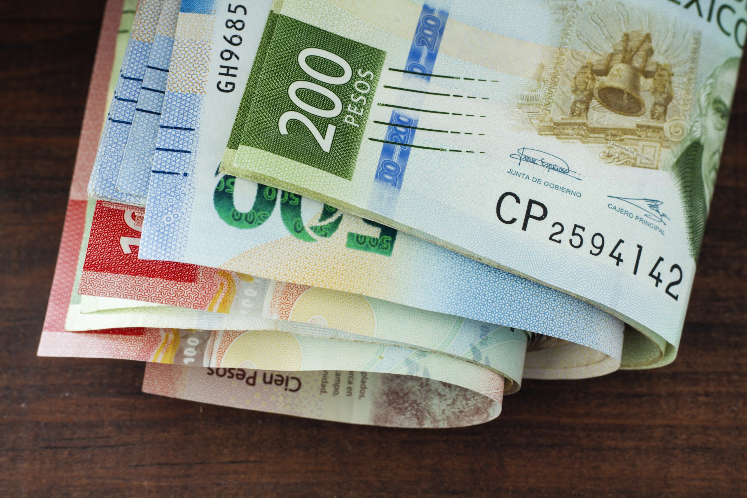 Peso se aprecia en la antesala de un fin de semana largo en EU